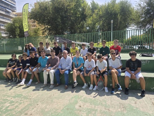 Decenas de jóvenes combinan deporte, ocio y creatividad durante el verano en Oropesa del Mar
