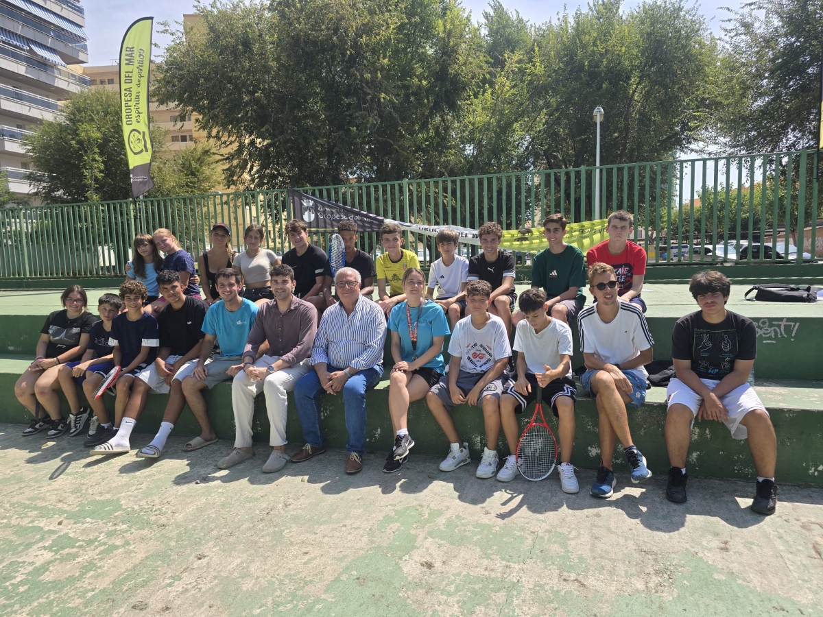 Decenas de jóvenes combinan deporte, ocio y creatividad durante el verano en Oropesa del Mar