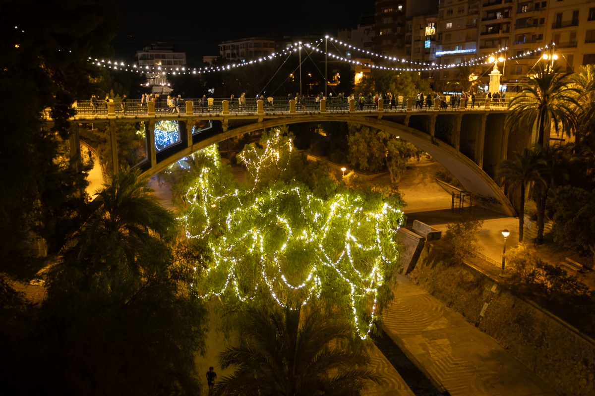 Final de las fiestas en Elche... y ya preparan la iluminación de 400 palmeras y árboles para Navidad 