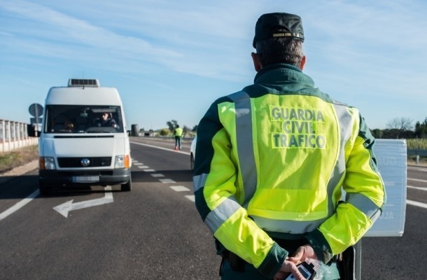 Unos 200 conductores dan positivo en alcohol cada día en España, según la Guardia Civil de Tráfico