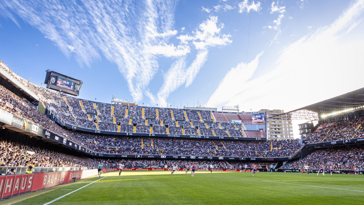 El Valencia prohíbe comer pipas en Mestalla 