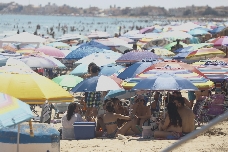 Imágenes de las terrazas y las playas llenas en La Manga por el puente de agosto