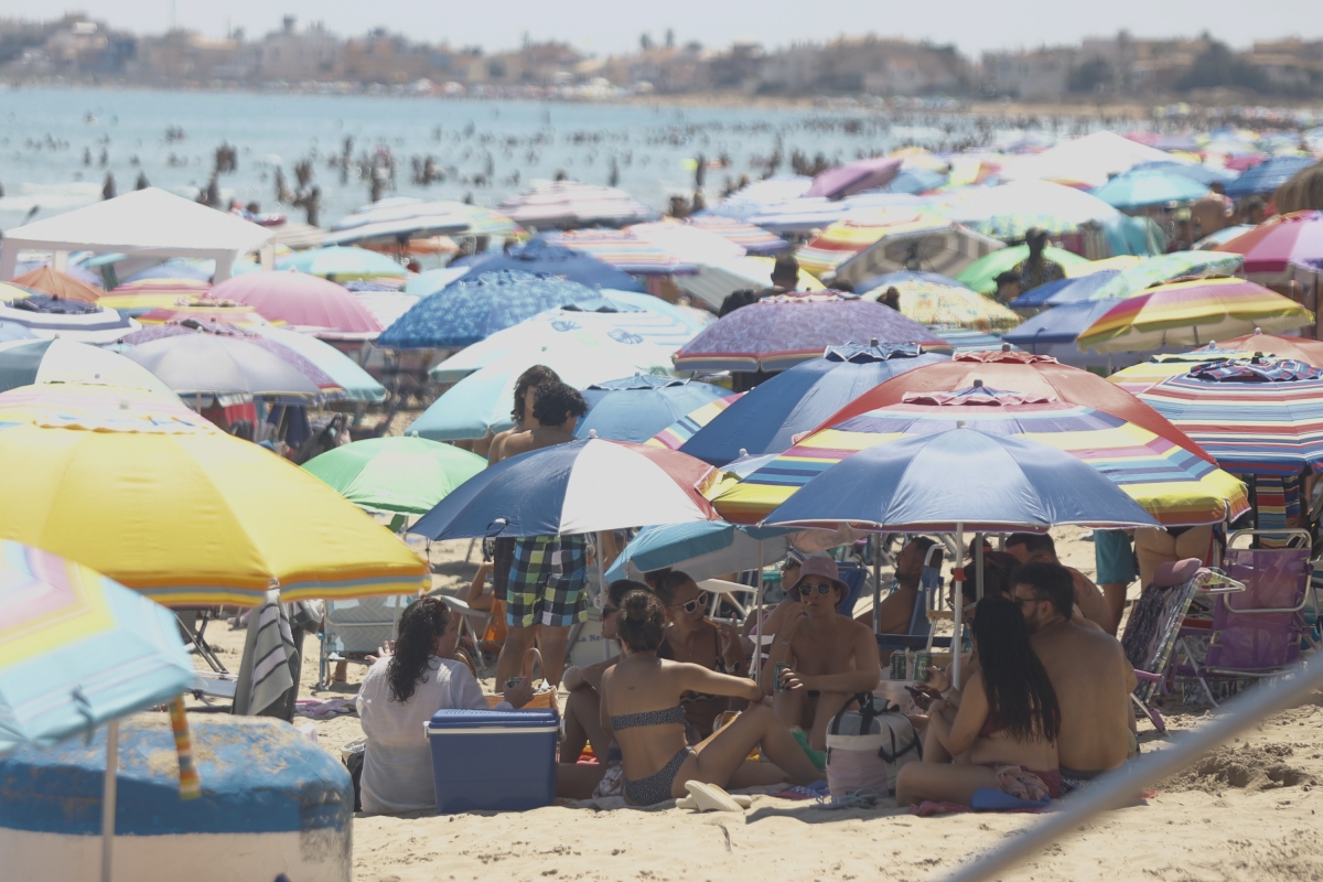 Imágenes de las terrazas y las playas llenas en La Manga por el puente de agosto