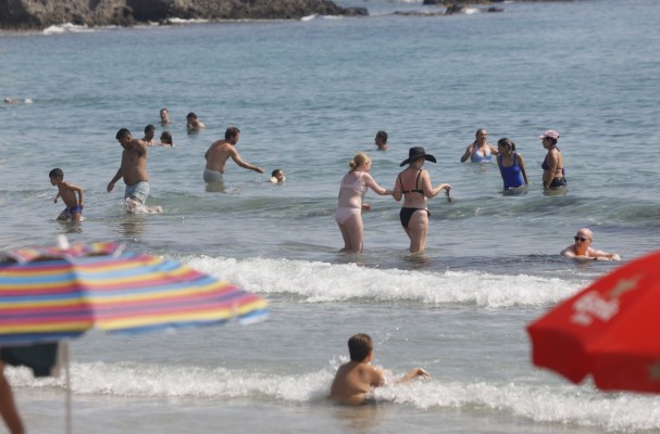 La Generalitat realiza este verano 400 análisis semanales en las zonas de baño para garantizar la calidad de las aguas