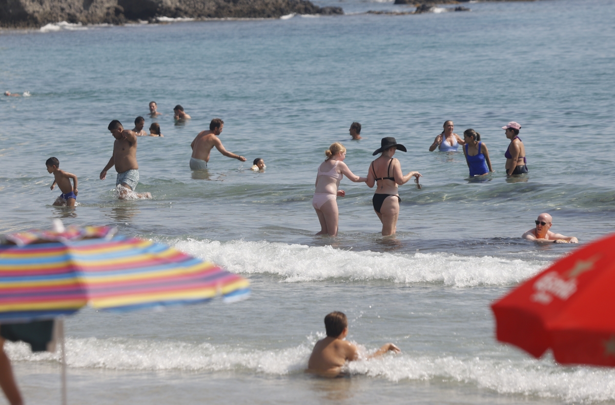 La Generalitat realiza este verano 400 análisis semanales en las zonas de baño para garantizar la calidad de las aguas