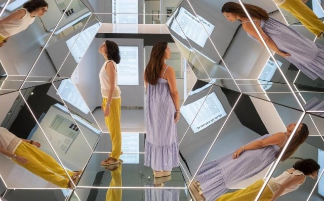 CaixaForum propone viajar al interior de los espejos para jugar con la ciencia y la realidad
