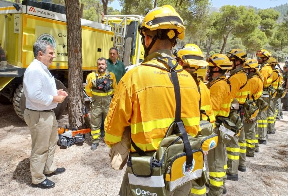 La Región envía 20 efectivos y un helicóptero a Extremadura para ayudar en la lucha contra el fuego