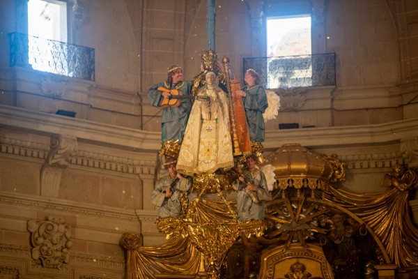 Júbilo en Santa María con la coronación de la Mare de Déu en Elche