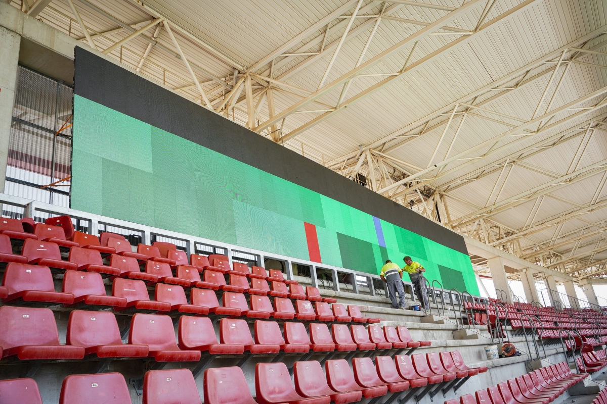 El Murcia instala los nuevos vídeo marcadores en el estadio Enrique Roca