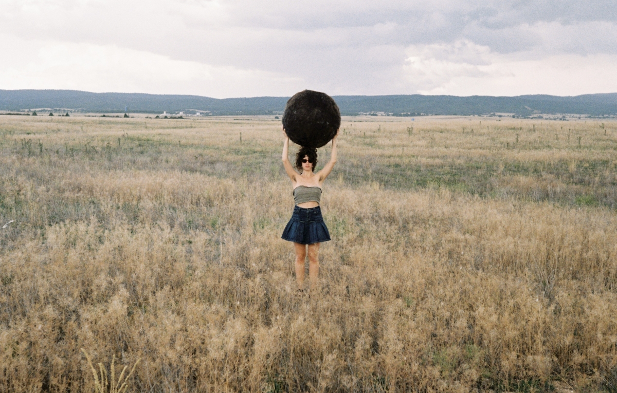 Sara Reyes hace rodar una bola de pelo para reflexionar sobre el ‘ser’