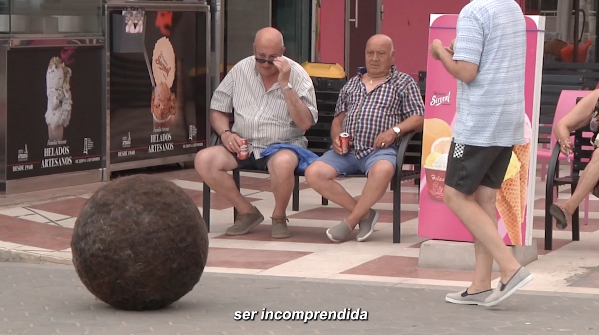 Frame de Es lo que es (una bola de pelo en este caso) 
