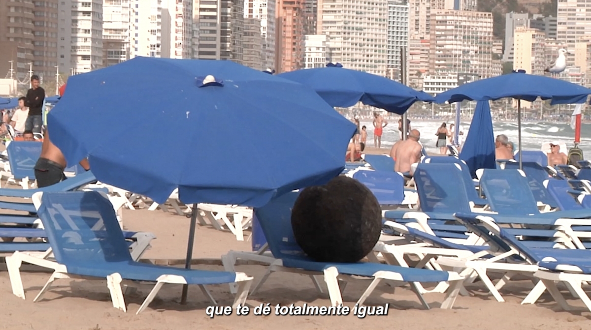 Frame de Es lo que es (una bola de pelo en este caso) 