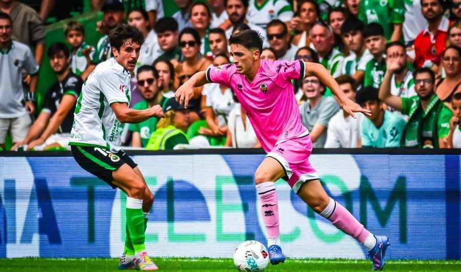 Los errores defensivos condenan al Castellón en su estreno liguero