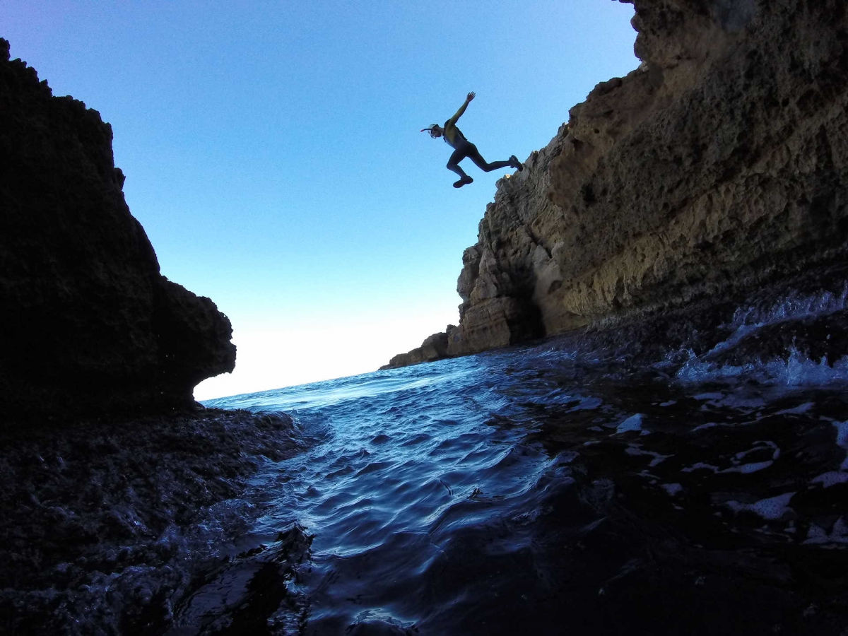 Coasteering: la aventura que pone a Alicante en el mapa del turismo activo internacional