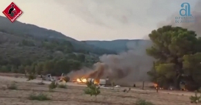  Los bomberos evitan el avance de un incendio en La Torre de les Maçanes, ya controlado