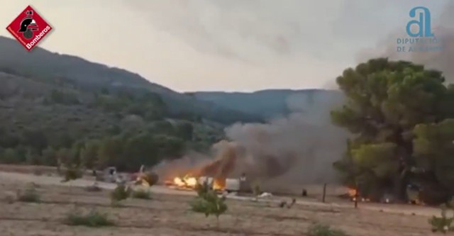  Los bomberos evitan el avance de un incendio en La Torre de les Maçanes, ya controlado
