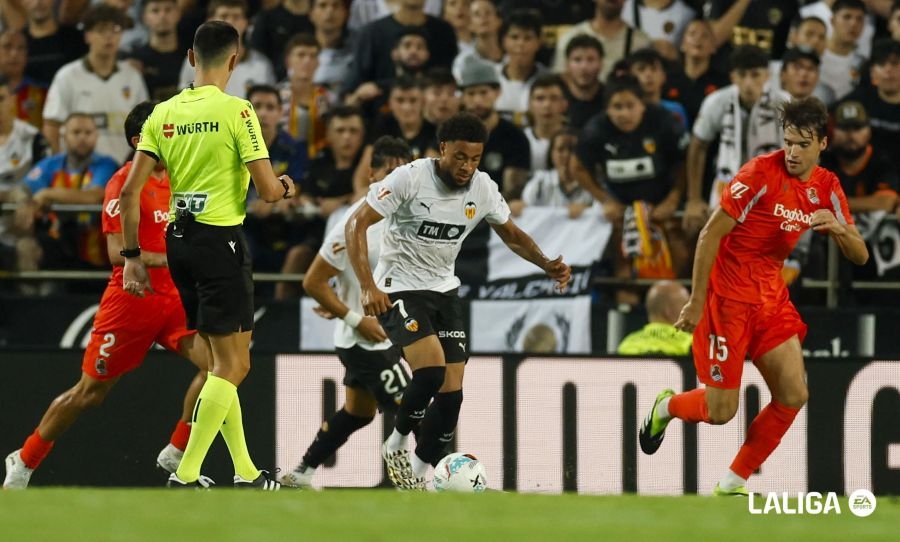 Los seis fichajes del Valencia debutaron a la primera con diferentes sensaciones