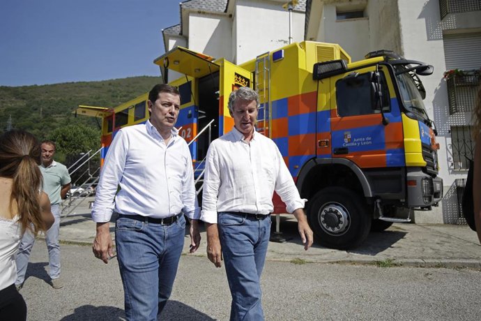 El presidente del Partido Popular, Alberto Núñez Feijóo (d), y el presidente de Castilla y León, Alfonso Fernández Mañueco (i), durante su visita al Puesto de Mando Avanzado de Palacios del Sil de la Junta de Castilla y León, a 15 de agosto de 2025. - El presidente del Partido Popular, Alberto Núñez Feijóo (d), y el presidente de Castilla y León, Alfonso Fernández Mañueco (i), durante su visita al Puesto de Mando Avanzado de Palacios del Sil de la Junta de Castilla y León, a 15 de agosto de 2025.