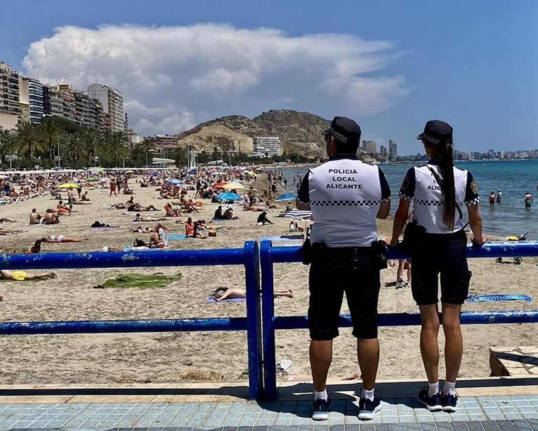 Policía Local de Alicante en las playas. - Foto: PLAZA