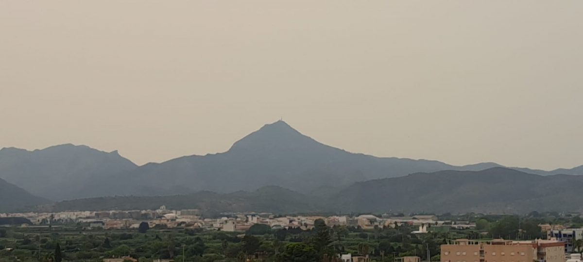 El humo de los incendios del noroeste de España enturbia el cielo de València y Castellón
