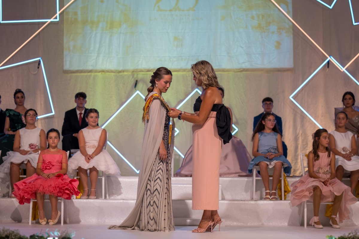 Avril Navarro ya es oficialmente la reina de las fiestas de Vall d’Alba tras la gala de proclamación