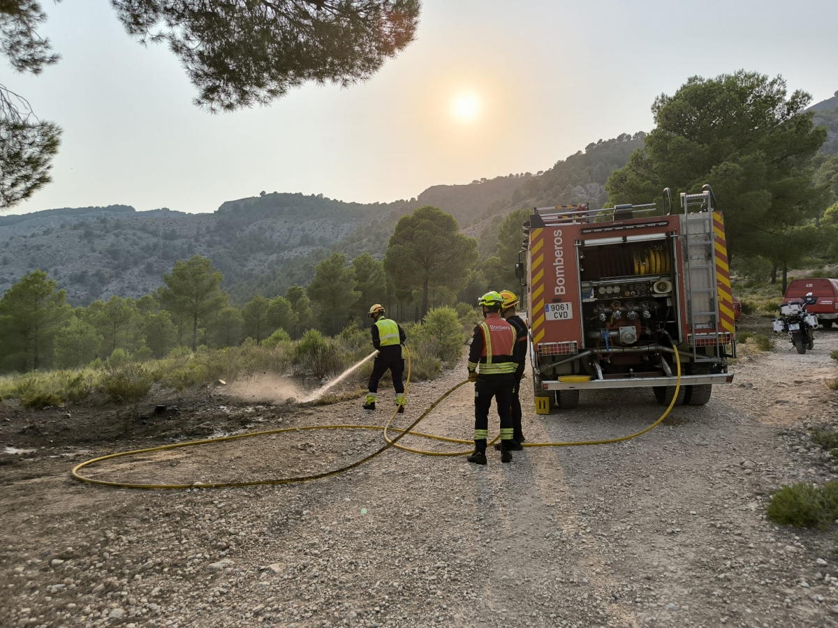 Controlados los dos incendios declarados en Alcoy: el de Cotes Altes y el de Serelles