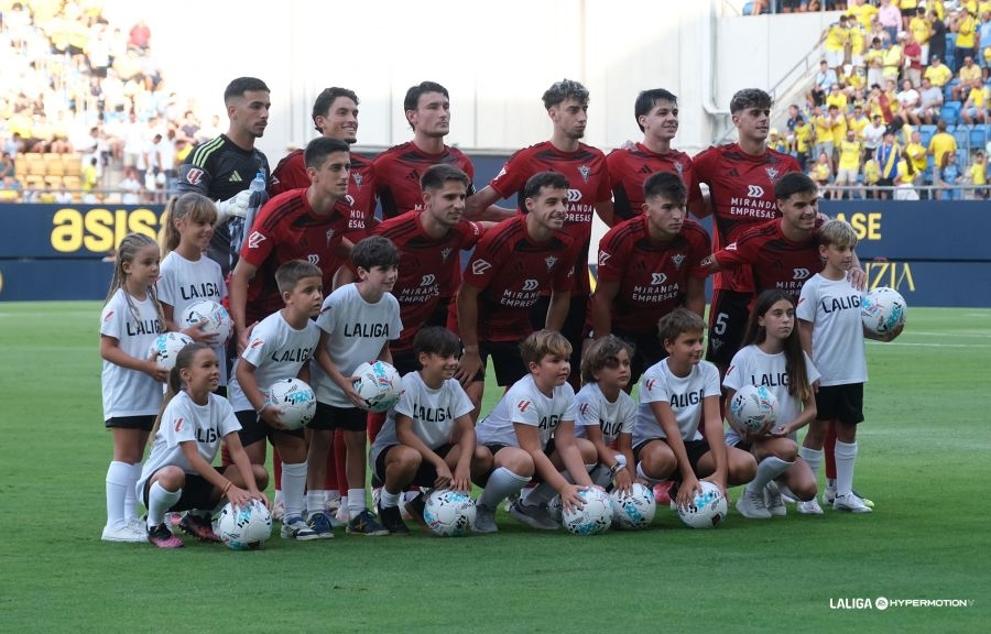 Cedidos Valencia CF: Iker Córdoba, expulsado en el primer minuto de su debut con el Mirandés