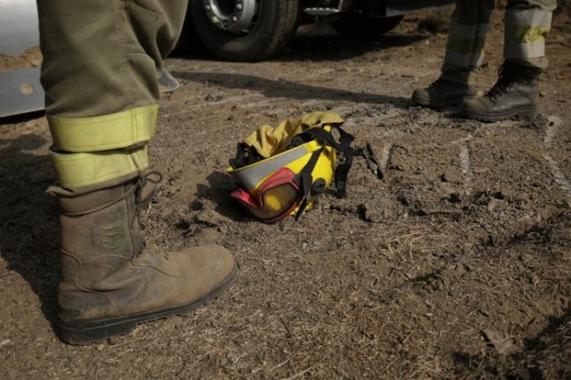 Tres medios aéreos trabajan en la extinción de un incendio forestal en Benimodo