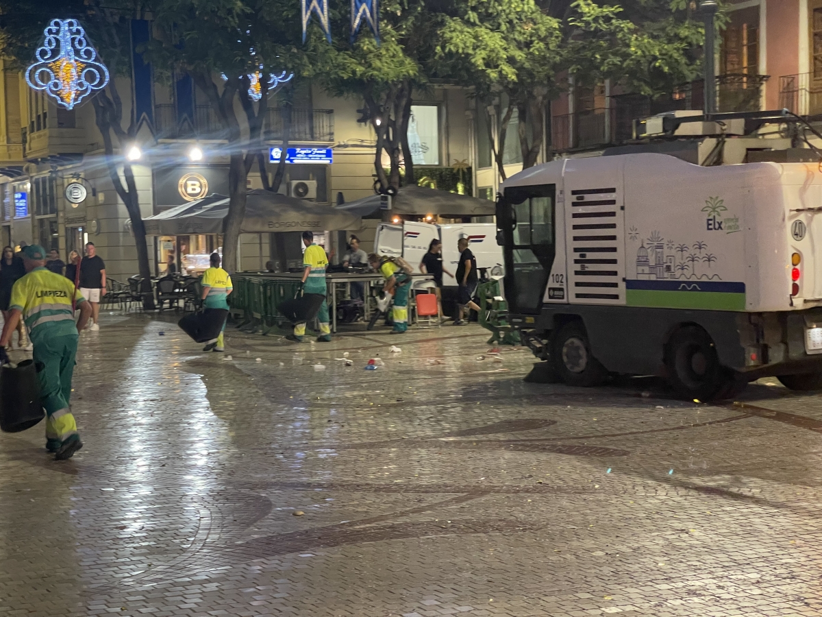 Un equipo de limpieza durante las fiestas, en una imagen de archivo.  - Foto: AP.