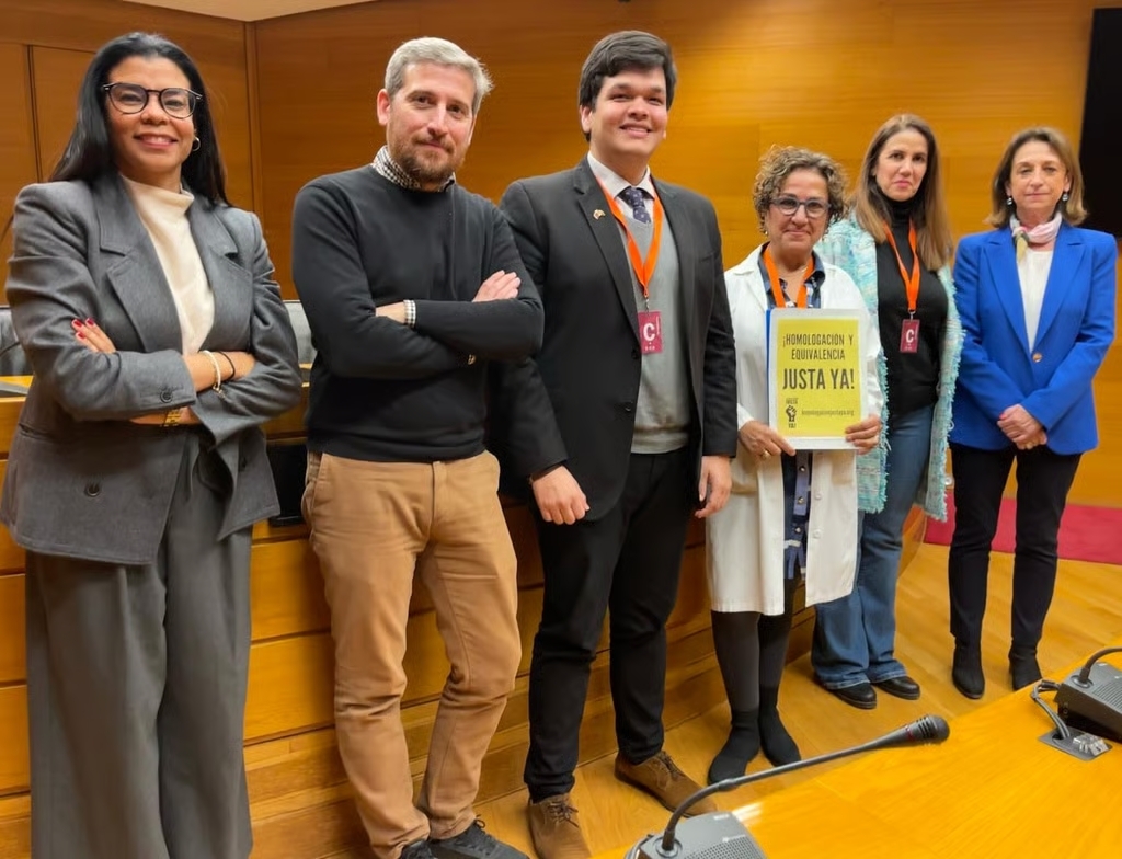 Representantes de varias formaciones políticas, entre ellos Mary Ponte, tras la aprobación de la PNL en Les Corts.