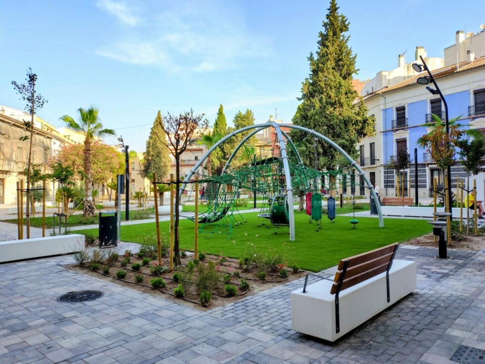 La Plaza de Las Malvas de Villena se abre al público como refugio climático y espacio cultural