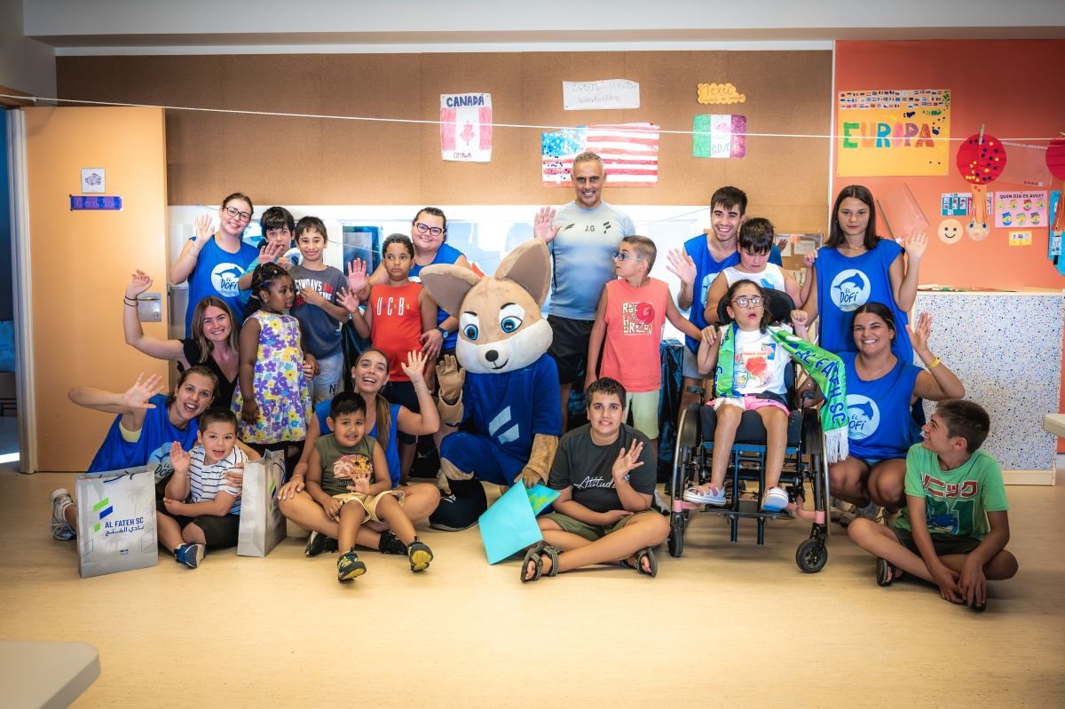 El club de fútbol saudí Al Fateh visita la escuela El Dofi durante su pretemporada en Girona
