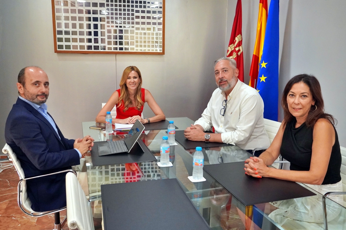 Reunión entre el alcalde de Santomera, Víctor Martínez, y la consejera de Empresa y Empleo, Marisa López Aragón. - Foto: AYTO SANTOMERA