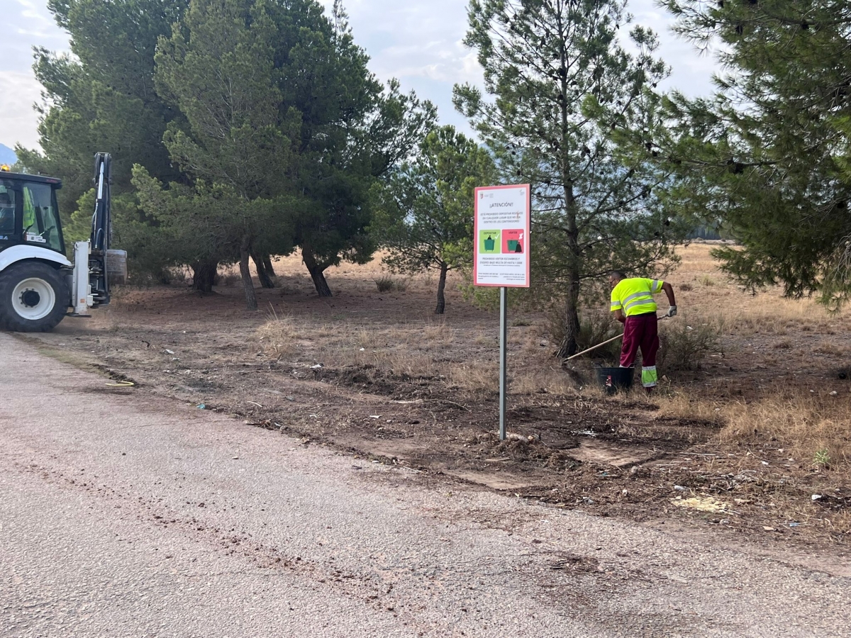 Villena intensifica la limpieza en más de 25 puntos de contenedores por vertidos incontrolados