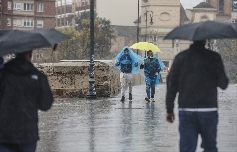 Una decena de provincias tienen avisos activos por lluvias, tormentas, oleaje y calor