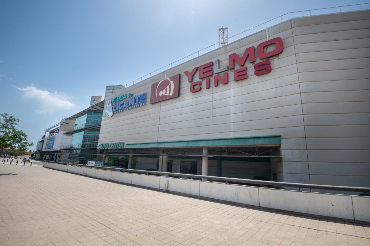 El edificio del actual centro comercial Puerta de Alicante. - Foto: RAFA MOLINA