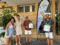 Benicàssim entrega dos miniglús de Ecovidrio a los ganadores del concurso de fomento del reciclaje
