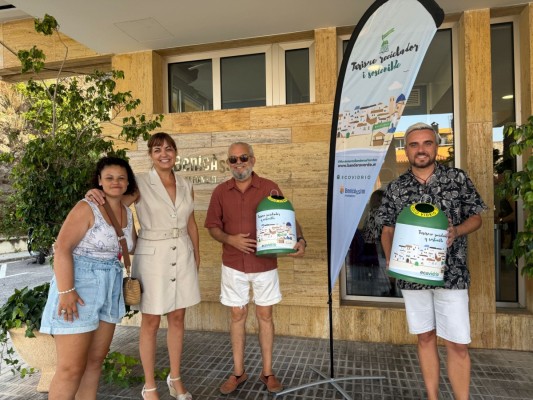 Benicàssim entrega dos miniglús de Ecovidrio a los ganadores del concurso de fomento del reciclaje