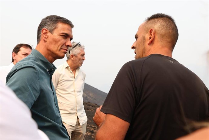El presidente del Gobierno, Pedro Sánchez (i), durante su visita a las zonas afectadas por los incendios forestales, a 17 de agosto de 2025, en Villablino, León, Castilla y León (España). - El presidente del Gobierno, Pedro Sánchez (i), durante su visita a las zonas afectadas por los incendios forestales, a 17 de agosto de 2025, en Villablino, León, Castilla y León (España).