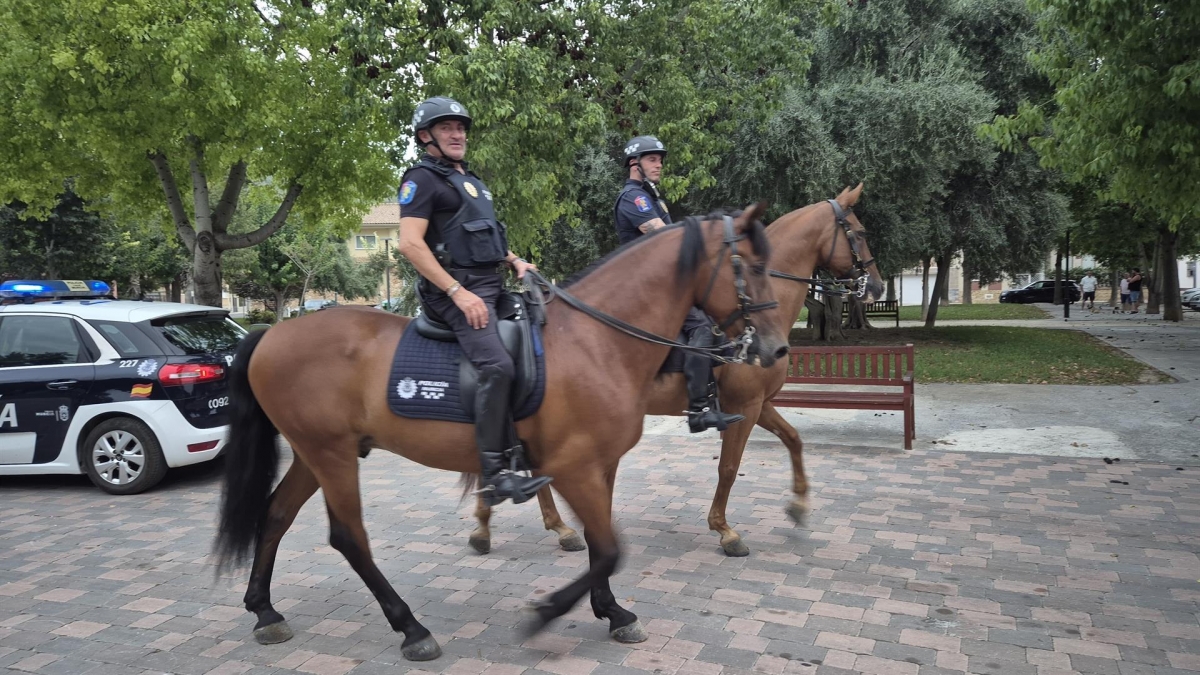 Murcia intensifica la vigilancia en sus zonas verdes con policías a caballo