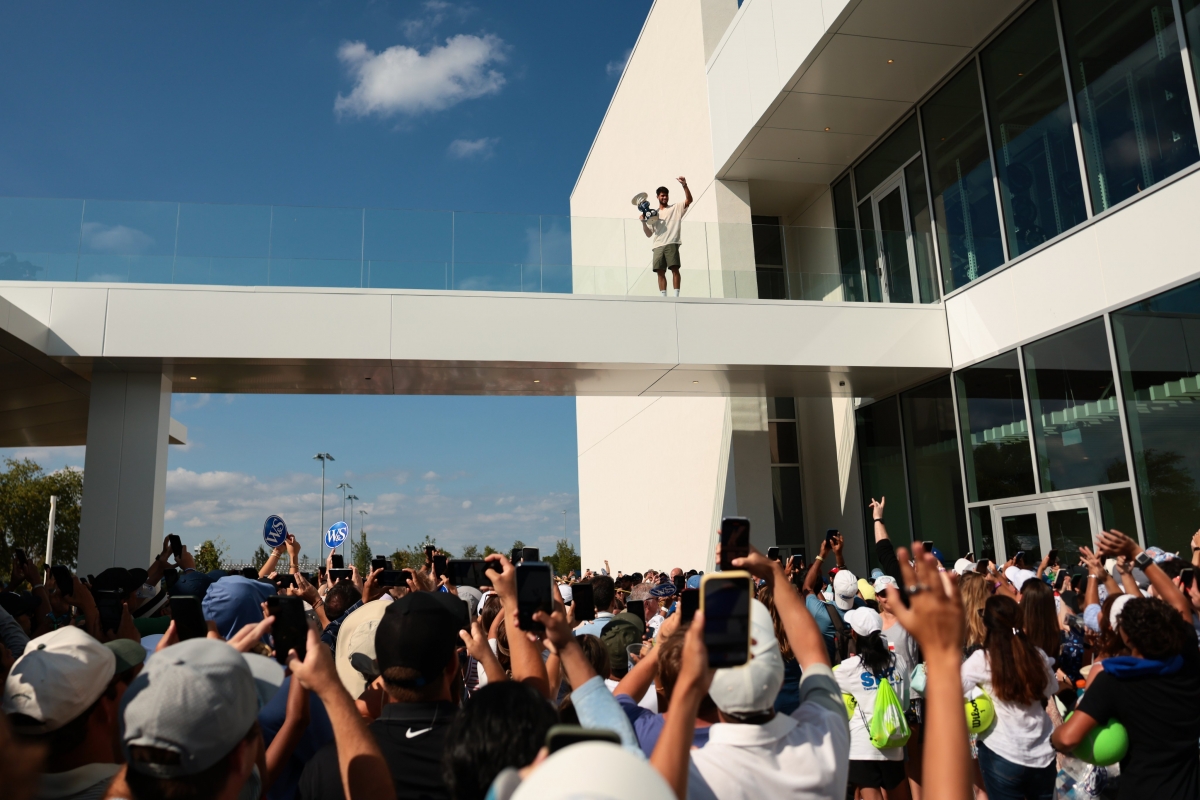 Carlos Alcaraz saludando al público a la salida del Lindner Family Tennis Center. - Foto: ATP