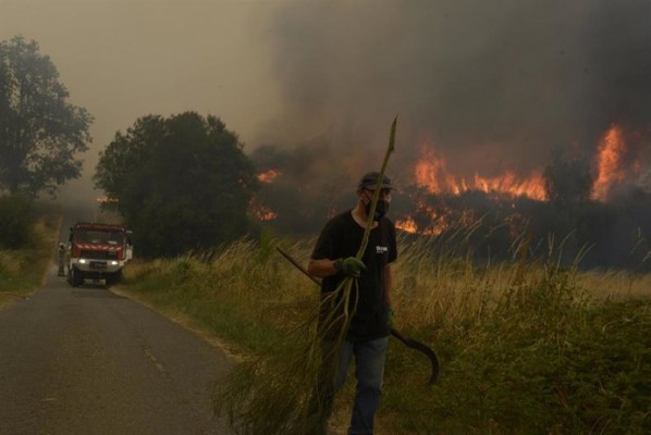 La respuesta a los incendios reaviva la polémica gestión de emergencias tras diez meses de la Dana