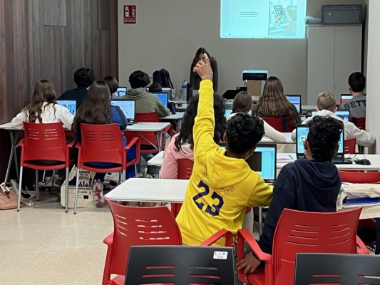 Alicante forma a 720 personas en competencias digitales, manejo del móvil y aplicaciones de IA