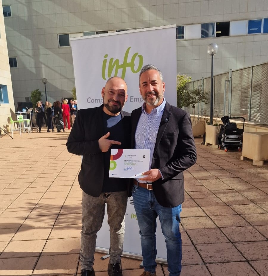 Speakie AI recibe el premio al Emprendedor del Mes. - Foto: SPEAKIE AI