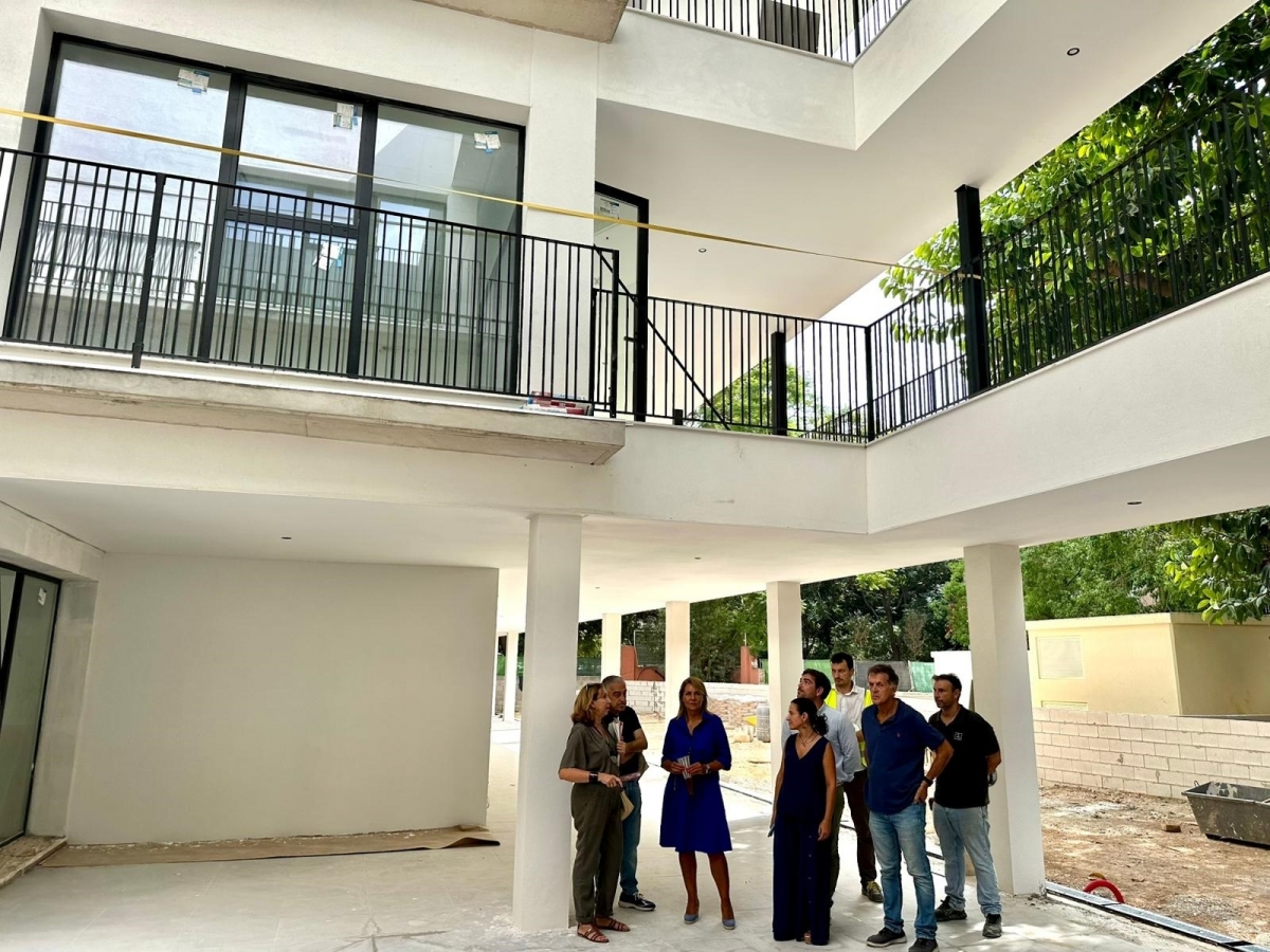 Camarero en la visita a la residencia. - Foto: GVA