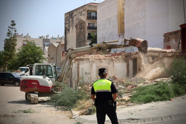 El Ayuntamiento de Torrent inicia la demolición urgente de inmuebles en riesgo tras la Dana