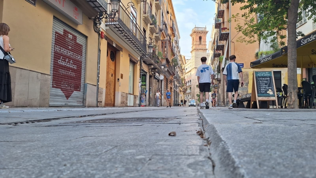 Compromís plantea reurbanizar la calle Serranos en una plataforma única 