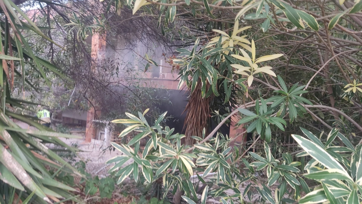 La parcela incendiada en La Manga junto al edificio Lagomar será derruida a final de septiembre