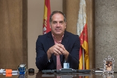 Román defiende un presupuesto de 32,7 millones en la comisión de Hacienda en pleno agosto