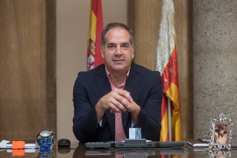 Román defiende un presupuesto de 32,7 millones en la comisión de Hacienda en pleno agosto